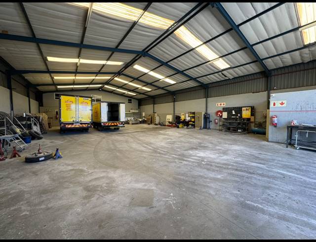 1,625M² WAREHOUSE FOR SALE IN RAND LEASE